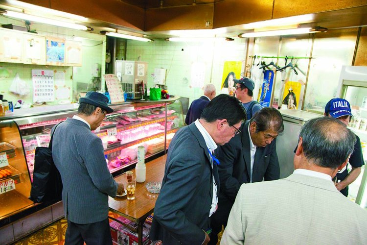 店内にはショーケースもあり肉屋のまま。飲んでいる光景がウソのよう。