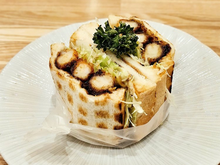 麻布台ヒルズ店限定  エビフライサンド1600円。