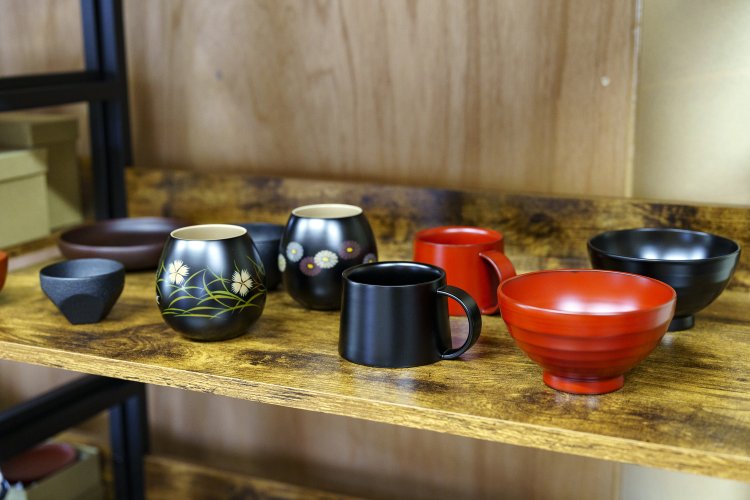 『輪島キリモト』の漆器。輪島塗の伝統的な本堅地（ほんかたじ）で作られたものも多い。