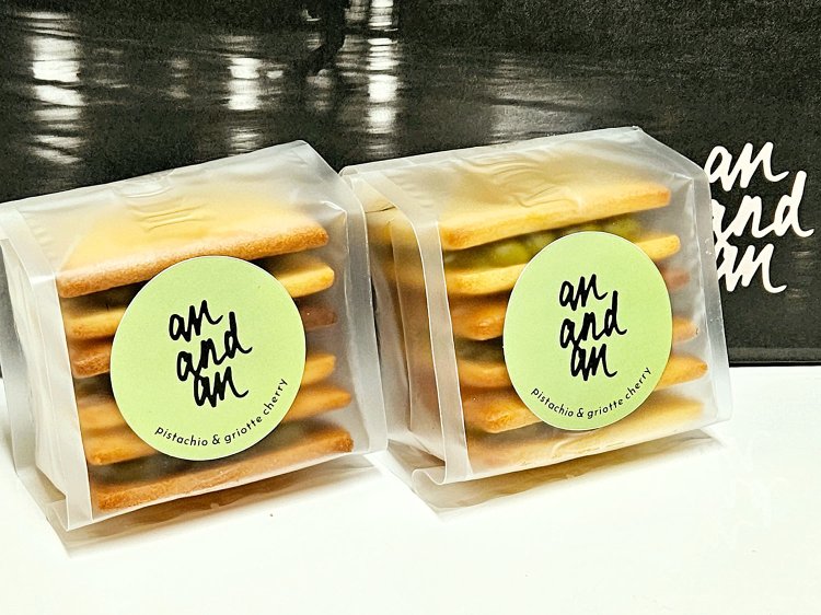 東京駅限定 あんバターサブレサンド ピスタチオ×グリオットチェリー（3枚入り）1458円。