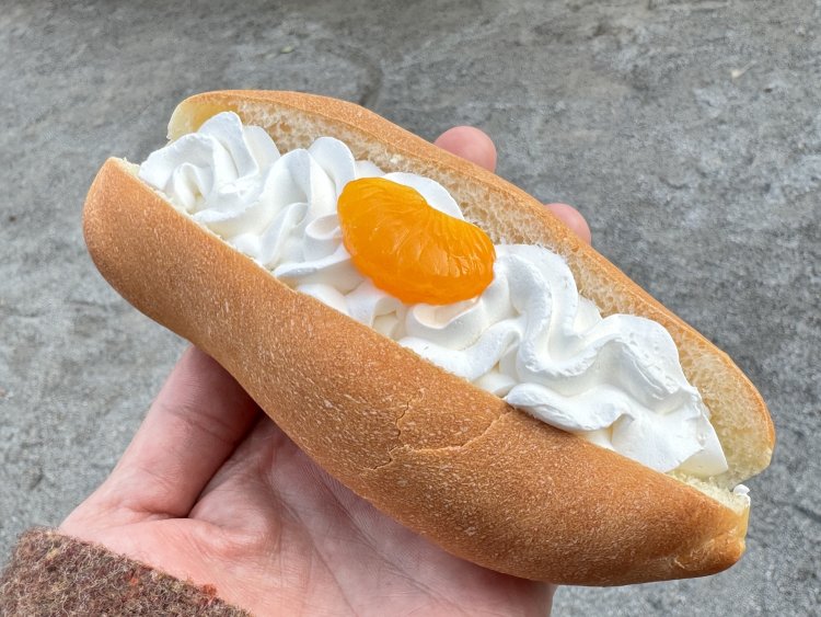 生クリームパン120円。口に溶ける生クリームの優しさが秀逸。