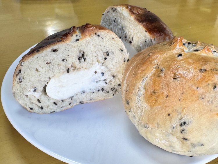 個人的なおすすめはゴマチーズ120円。たっぷりのクリームチーズとゴマの香ばしさが絶妙。