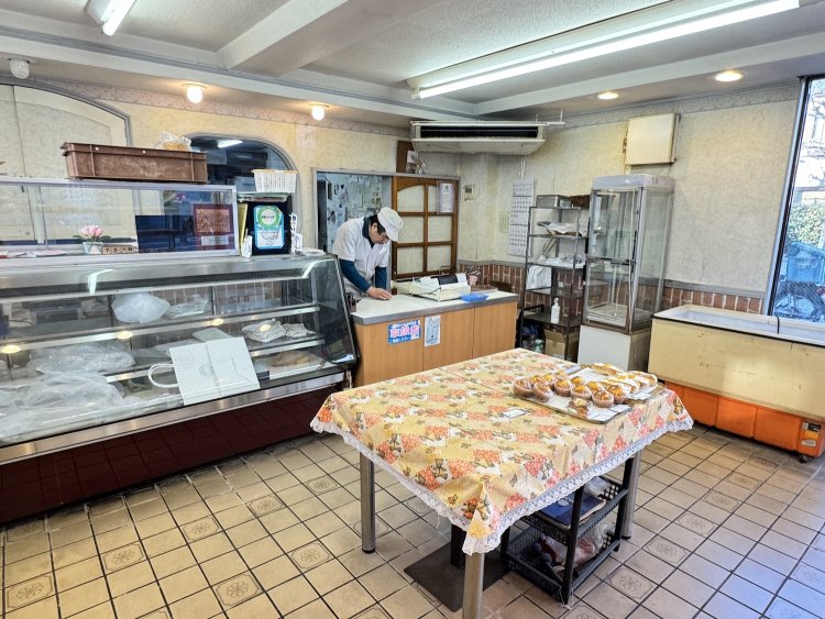 以前はケーキが入っていたという冷蔵ケース。ここにシベリアが？