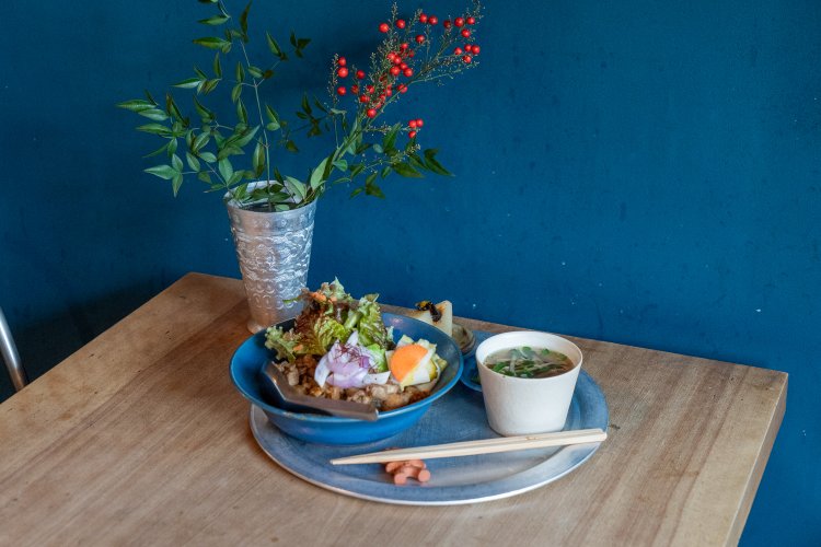 魯肉飯（ルーローハン）1300円は小鉢、スープ、パクチーとレモン付き。本場の魯肉飯よりさっぱりしている。