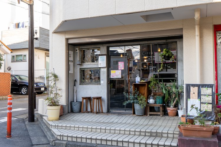 表からは、内部の空間がブルーになっているとは想像できない。
