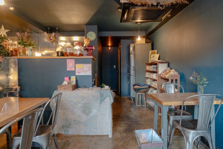 ブルーを中心に配色された、心なごむ店内。