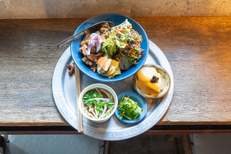 野菜もたっぷりの魯肉飯（ルーローハン）1300円は小鉢、スープ、パクチーとレモン付き。