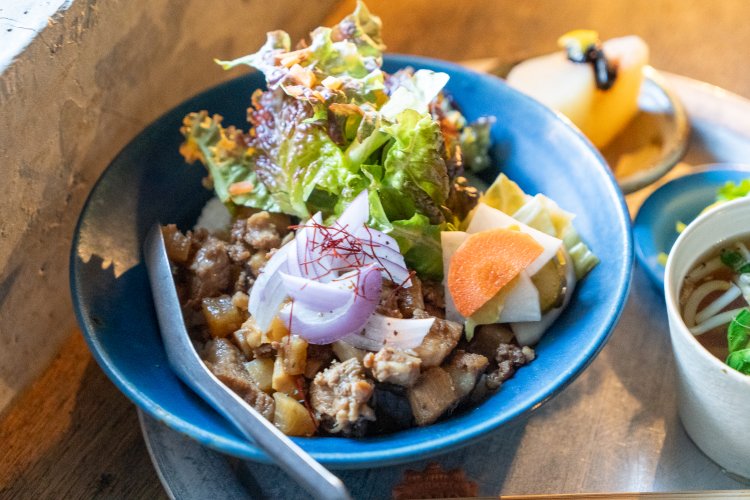 魯肉飯にはピクルスも添えられている。