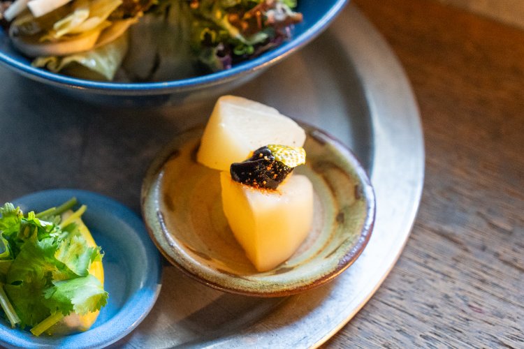 ランチに添えられる小鉢は月替わり。冬のある日はふろふき大根の甜麺醤添え。