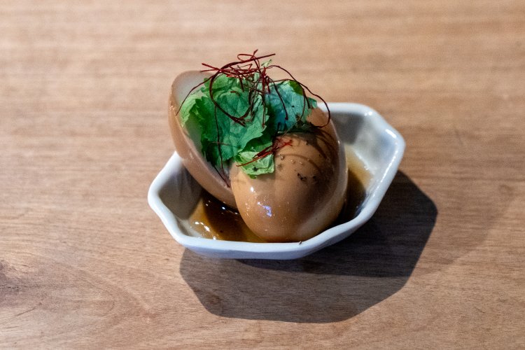 番茶煮卵150円。他にも小さなおつまみがいくつもあるので、1人でちょっと飲みたい土曜の夜に最適。