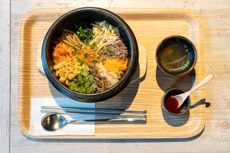 土鍋焼きビビンバ（スープ付き）1250円。