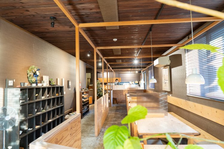 左奥に大きなテーブル席もあり、近隣にある学校の保護者がグループで利用することも。