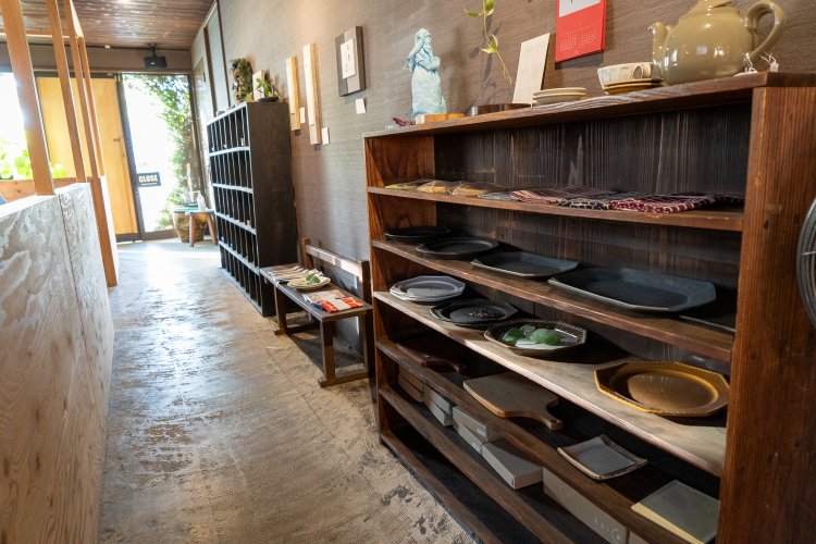 後藤さんの友人が運営するウェブショップ『Ivory』の和食器が展示販売されている。
