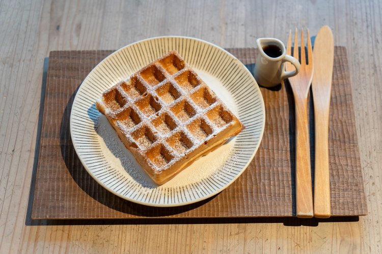 サクッとした食感のミスカルワッフル+メープルシロップ580円。