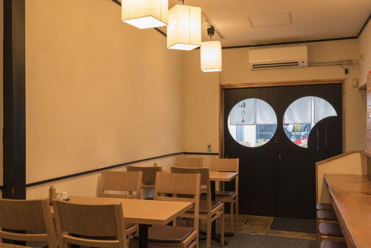 こぢんまりとしているが、落ち着いてそばと日本酒を楽しめる。