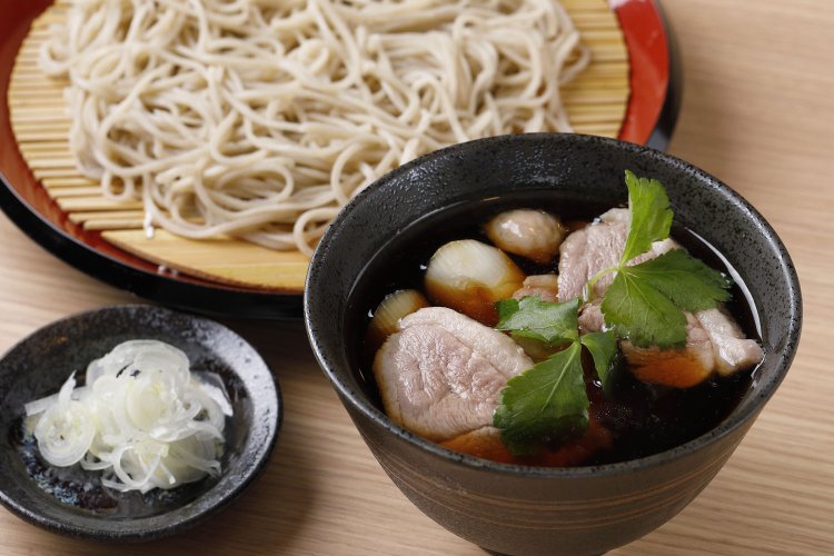 酒蒸しにして臭みを取った鴨肉を使う鴨せいろ1640円。