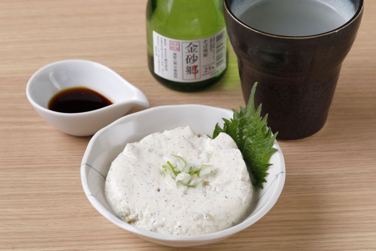 千葉県大多喜町から仕入れるそば豆腐660円、そば焼酎「金砂郷」1合660円。日本酒は約13種。