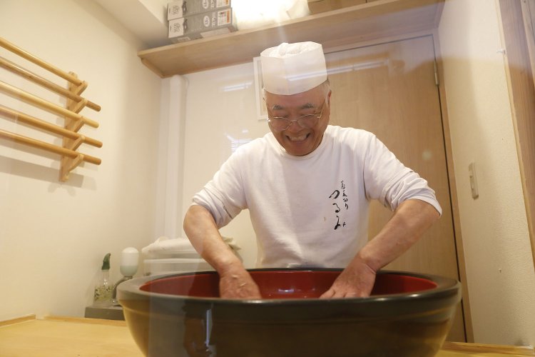 選りすぐりのそば粉を手打ちする店主の鶴見さん。