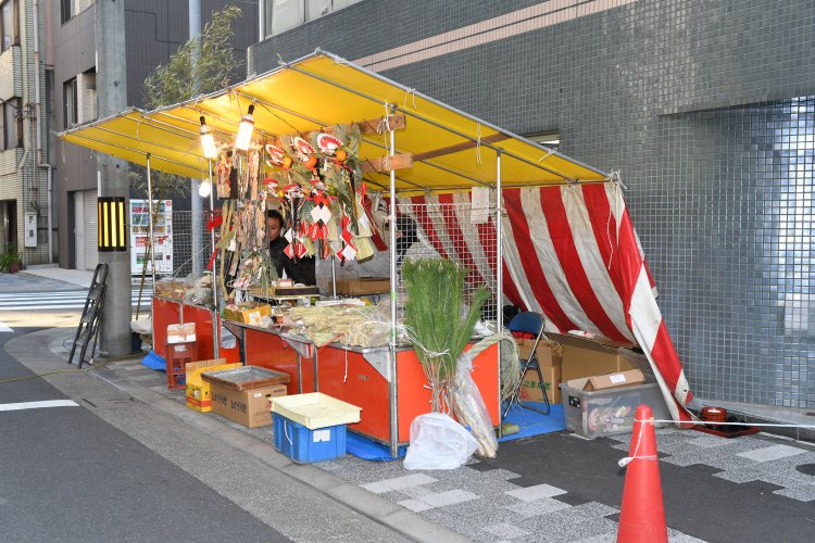 周辺道路にはしめ飾りなどの正月用品や縁起物を売る露店が立つ。