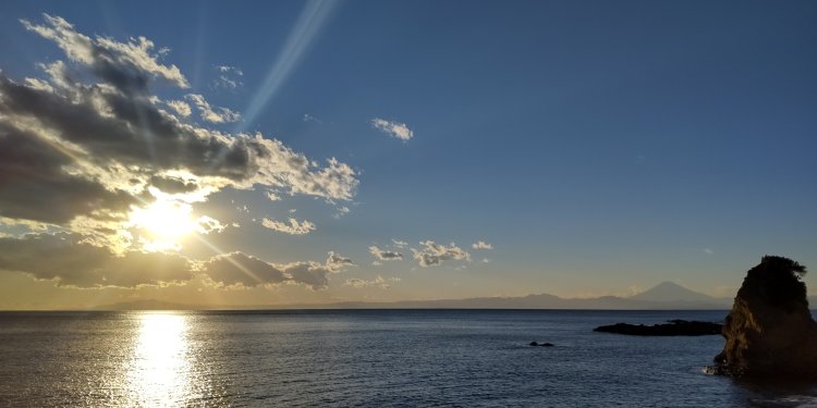日ざしがあっても、空気がキンキンに冷えている冬空。