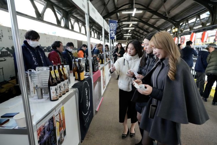 10枚のチケット片手にどの日本酒にしようか迷うのも至福の時間。