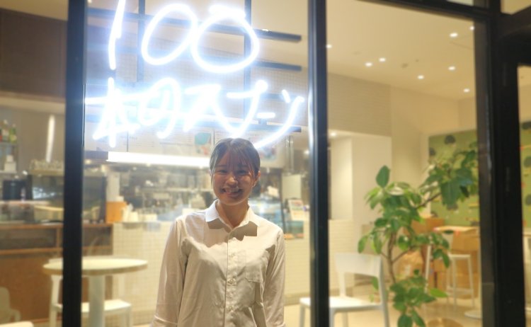 「その街に住む人たちが、親戚や大切な人を最初に連れていきたいと思える場所になってほしい」と話す店長の松土朱里（まつどしゅり）さん。 