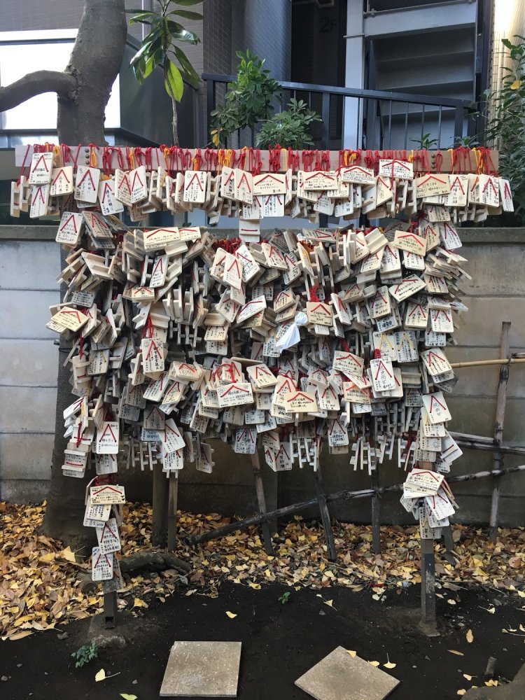 多くの人の願いがこもった絵馬奉納所（高円寺「氷川神社」）。