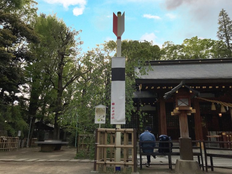 破魔矢発祥の地・大田区「新田神社」の境内には巨大な破魔矢。