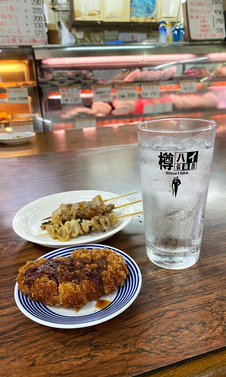 串焼き100円～、メンチカツ160円など、元肉屋だけに肉料理が豊富にそろう。酎ハイ330円。
