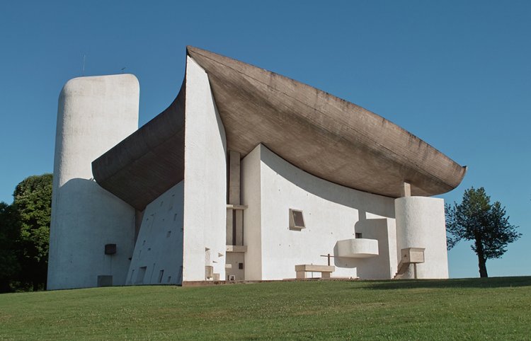 ロンシャンの礼拝堂（フランス、ロンシャン）1950～55年 南西からの眺め 建築＝ル・コルビュジエ 撮影＝下田泰也 2016年。