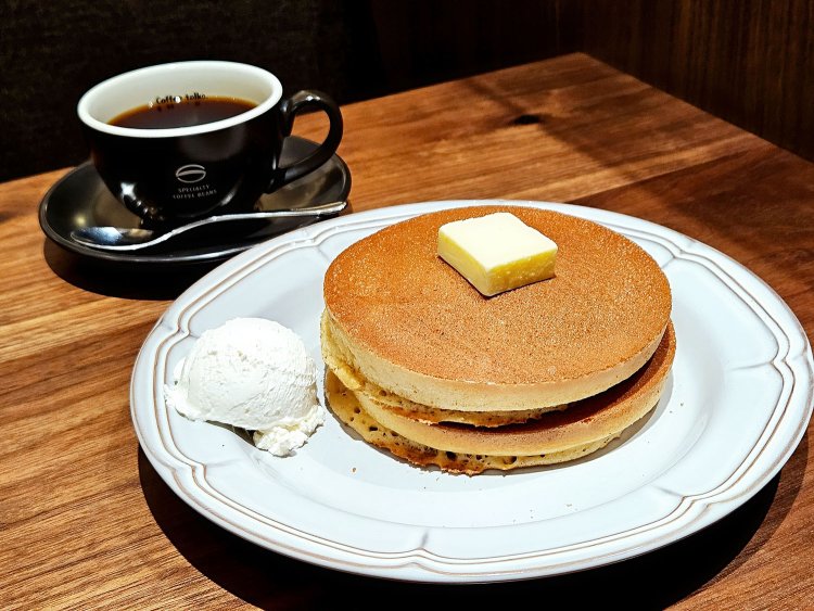 トラディショナル・ホットケーキ(2枚)ホイップクリーム付き980円、ドリンク付1750円。