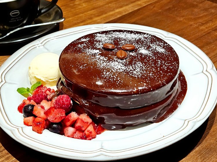 季節限定 とろける濃厚チョコソースのホットケーキ～ダークチョコレート・カカオ58％～(2枚)1530円（2024年12月5日〜2025年2月28日の期間限定）。