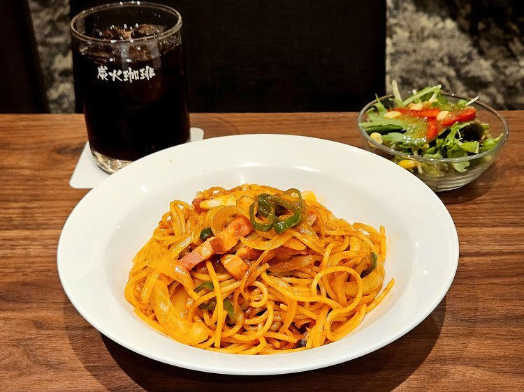 珈琲館の特製ナポリタン1130円（サラダ付き。11時からの提供）、炭火アイスコーヒー830円。