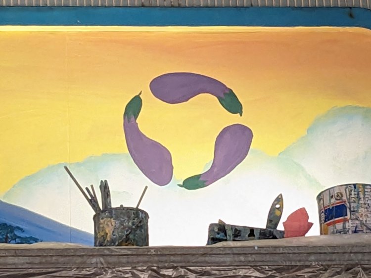 型紙をはがして緑色を加えると、なんと「三茄子」に！