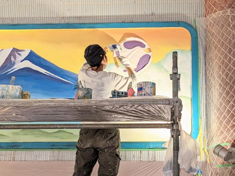 型紙を貼り付け、色を塗っていく。