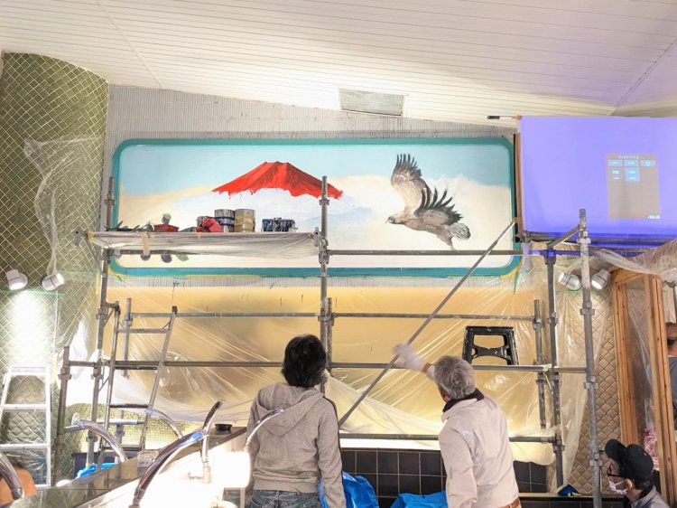 時折足場から下りて全体を見渡す。