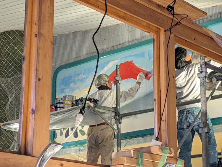 大胆に刷毛を動かし、富士山を赤く塗り潰していく。