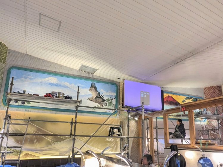 前回の富士山を描いたのは、向かって左側が丸山清人さん、右側の赤富士が中島盛夫さん。今回はこれに上書きするかたちで制作する。