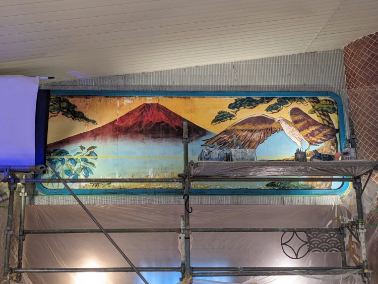 普段は湯気が立ち込める浴室に足場が組まれている。