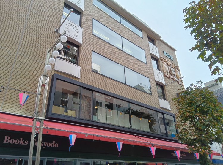 ショーウィンドウを見るのも楽しい『東京堂書店』。