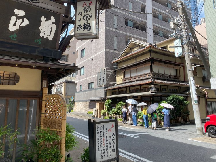 神田須田町にある『竹むら』の周辺は空襲を免れ、街並みに戦前の面影が残る。