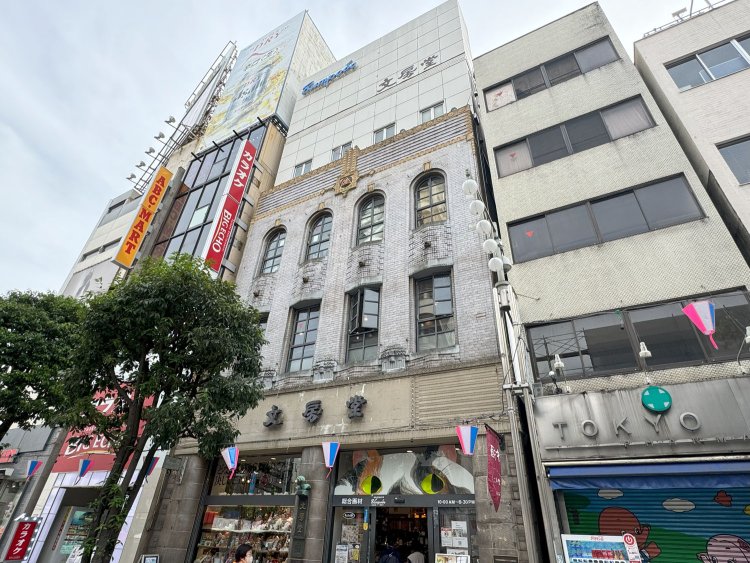 『文房堂』は明治20年（1887）創業の老舗画材店。