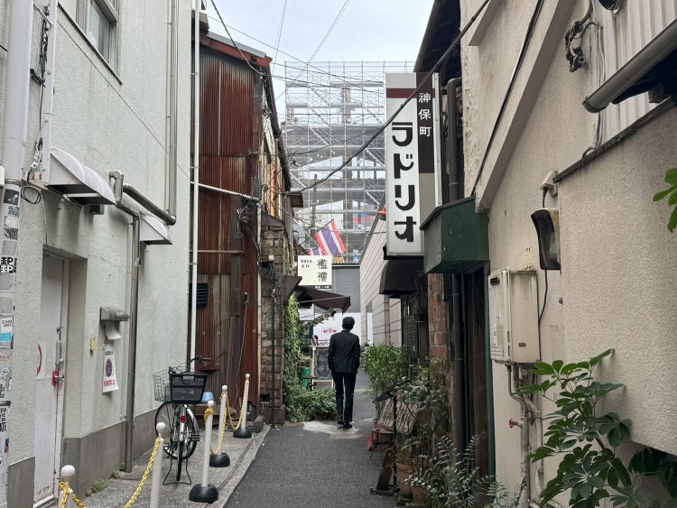 喫茶店『ラドリオ』のある路地。かつて『ミロンガ・ヌオーバ』もこの道にあった。奥は『三省堂書店 神保町本店』が建設中。