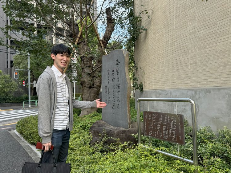 お茶の水小学校卒業生の編集部員Aと「吾輩は猫である」の碑。
