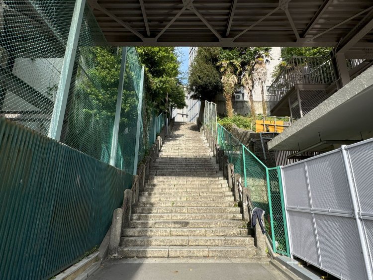 神田駿河台と神田猿楽町の間にある「男坂」は、大正13年（1924）に関東大震災の震災復興事業の一環で造られた。