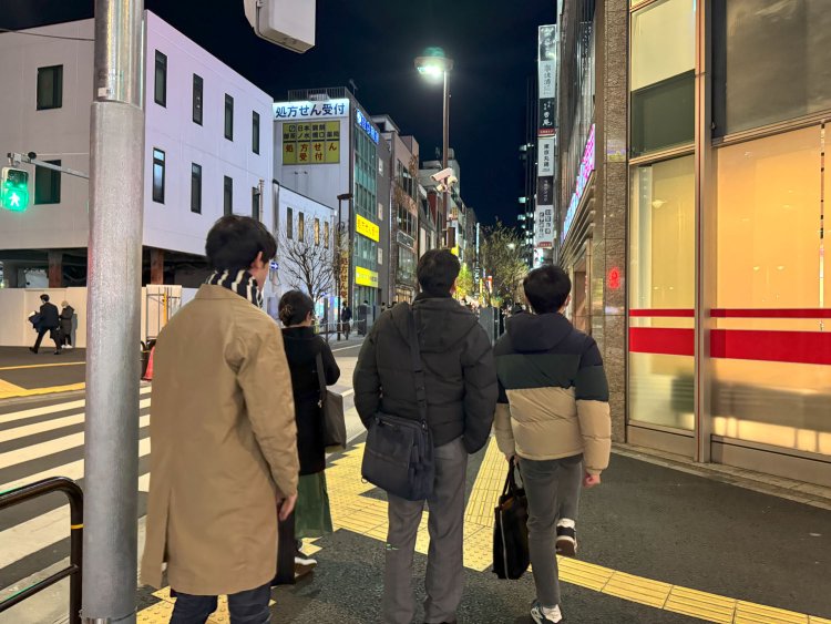 飲み歩いている編集部員。