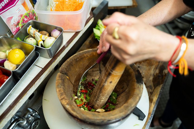 クロックでソムタムをつくる音が聞こえてくれば、おいしいイサーン料理店の証。