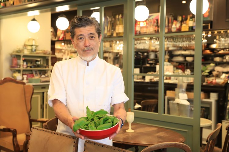 「マルゲリータやカプリサラダにもベジコさんのバジルを使います」と青野シェフ。