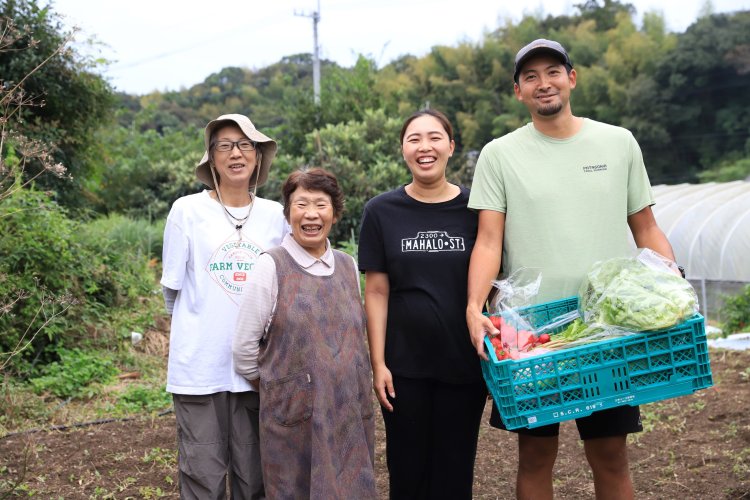 雅代さん（左）夫妻や長男の朝陽さん（右）をはじめ、家族でファームを切り盛り。お米も栽培する。