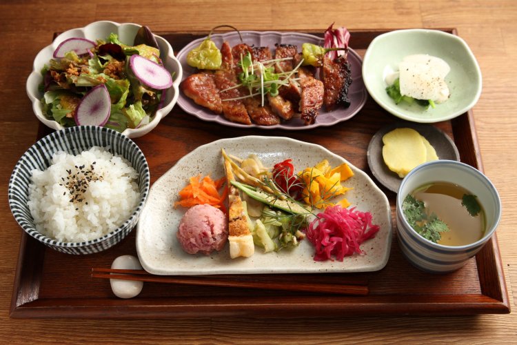 『ファーム・ベジコ』の赤ピーマンや紫大根などを使った藁屋定食1500円。